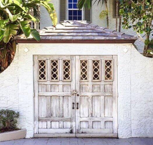 AGED LOOK DIY GARAGE DOOR MAKEOVER IDEAS