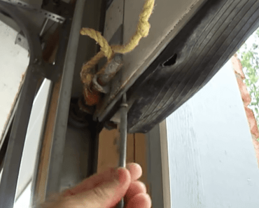 HOW TO REPLACE GARAGE DOOR SEAL: DIY PROJECT BEFORE WINTER COMES HOW TO REPLACE GARAGE DOOR SEAL: DIY PROJECT BEFORE WINTER COMES