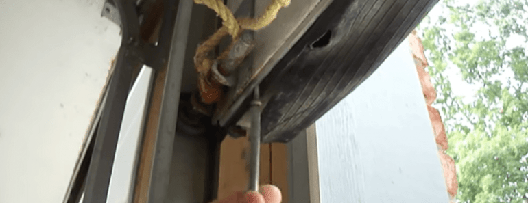 HOW TO REPLACE GARAGE DOOR SEAL: DIY PROJECT BEFORE WINTER COMES