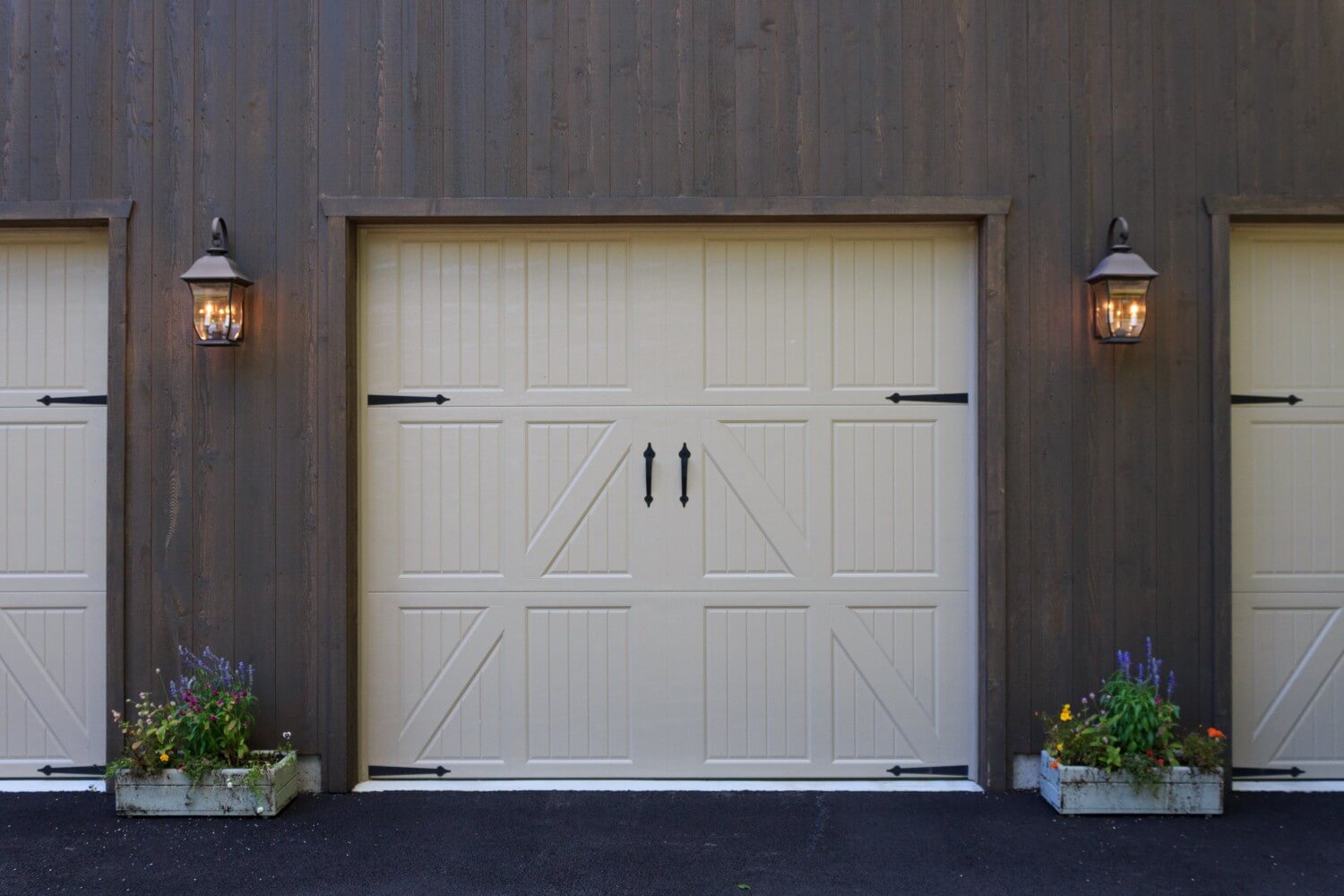 WHY YOU NEED SOLAR COACH LIGHTS FOR GARAGE AND THOSE FABULOUS STYLES