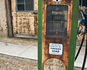 The Evolution of the Garage: A Historical Perspective 🏚️→🏠🚗